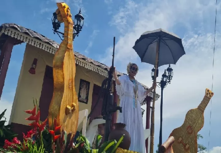 La reina del evento lucio sus mejores galas en el desfile. Foto. Thays Domínguez