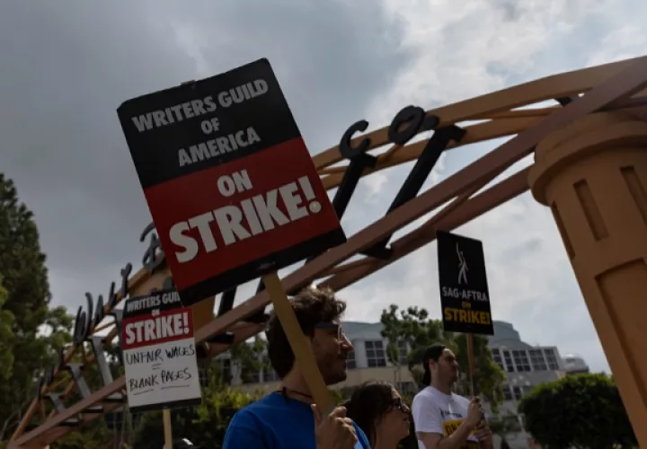 Miembros de WGA (Writers Guild of America). Foto: EFE / EPA / ETIENNE LAURENT