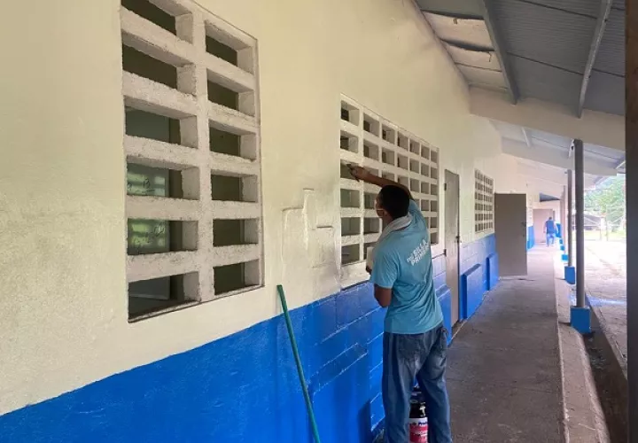  Entre los trabajos comunitarios que realizan los reos está la reparación y mantenimiento de escuelas. Foto: Cortesía Sistema Penitenciario