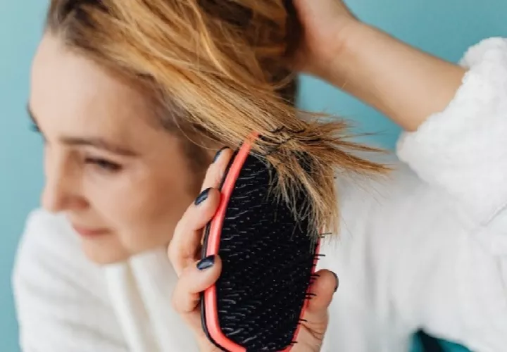 La caída del cabello también puede afectar la confianza y la autoestima. Foto: Pexels