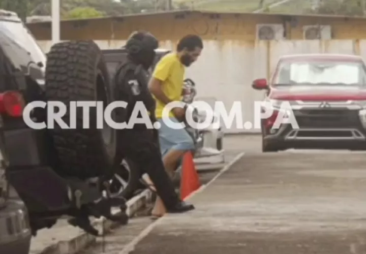 El acusado al momento de llegar al Sistema Penal Acusatorio de San Miguelito. Foto: Tomada de Crítica / Landro Ortiz