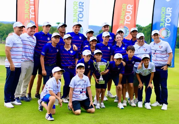 El equipo de Pacífico con la copa Oceans Cup 2023. Foto: Cortesía