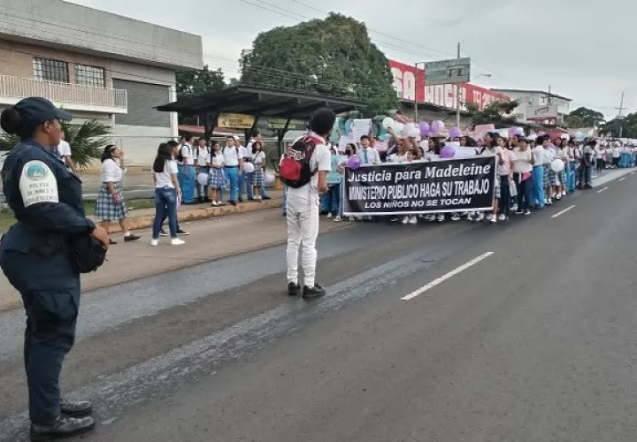 Los estudiantes marcharon hasta el Tribunal Electoral y el Meduca en La Chorrera. Foto: Eric A. Montenegro