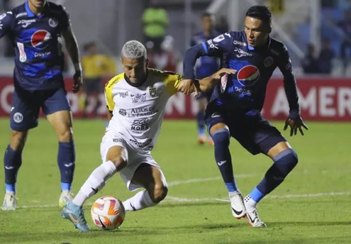 Juan Delgado de Motagua (zul) disputa el balón con Víctor Ávila del CAI (izq.). Foto: EF
