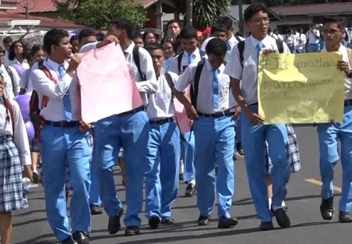  Estudiantes del Colegio Ing. Tomás Guardia volvieron a marchar en La Chorrera. Foto: Eric A. Montenegro