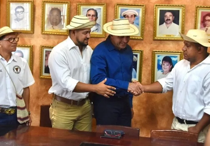 Con un estrechón de mano se terminó la polémica surgida en el festival. Foto: Thays Domínguez