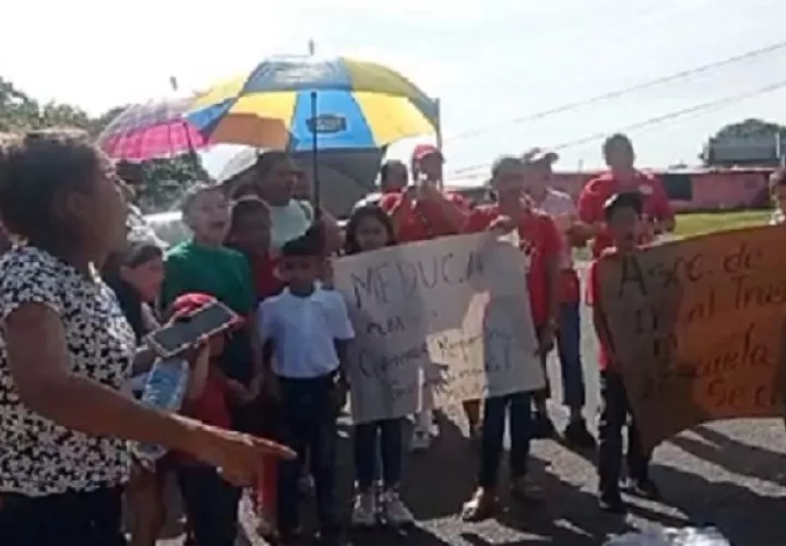 Están molestos por el traslado de la directora del plantel hecho por Meduca. Foto: Melquiades Vásquez