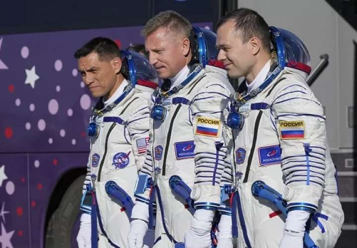 Frank Rubio, Sergey Prokopyev y Dmitri Petelin a su llegada a la Tierra. Foto: EFE