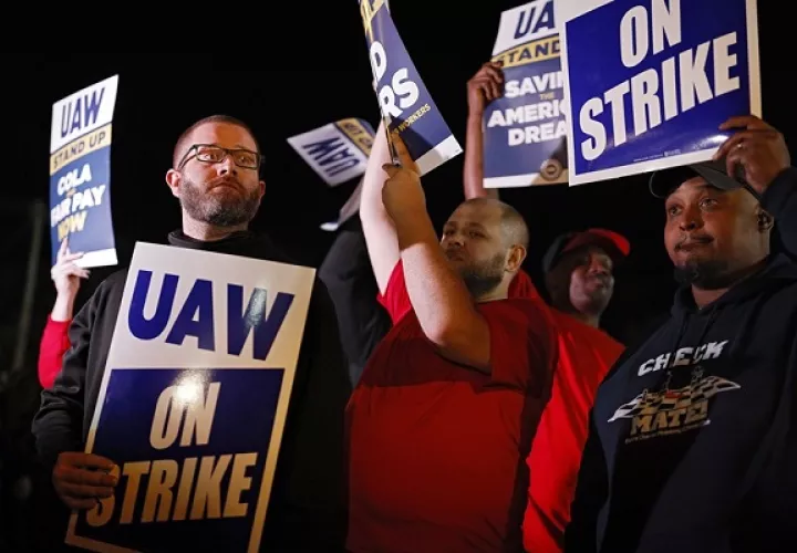 Miembros del sindicato United Auto Workers (UAW) hacen huelga frente a la planta de Ford Michigan en Wayne. Foto: EFE