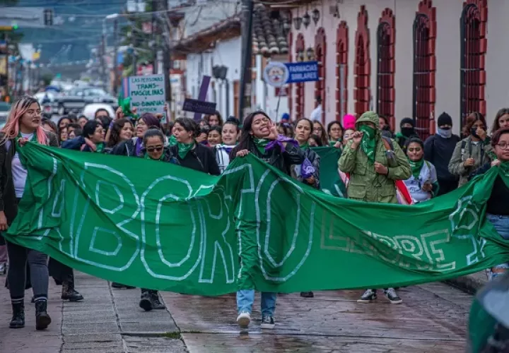 Mujeres participan en una manifestación por un aborto legal y seguro en México. Foto: EFE