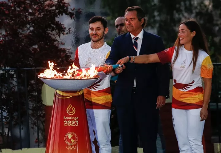 El presidente de Panam Sports, Neven Ilic (C), junto a los atletas chilenos Tomás González (I) y Melita Abraham (D), encienden la llama Panamericana. Foto: EFE 