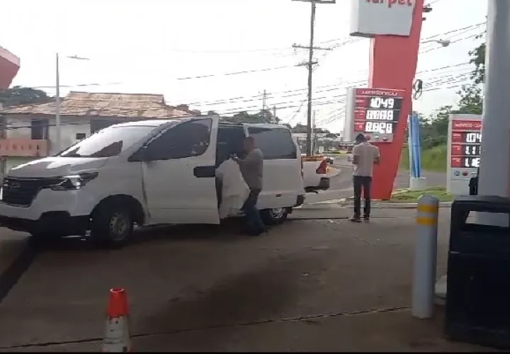 Los sicarios esperaron a que otras personas que viajaban en el vehículo se bajaran y entrarán al local comercial, para cometer el crimen. Doto. Eric Montenegro