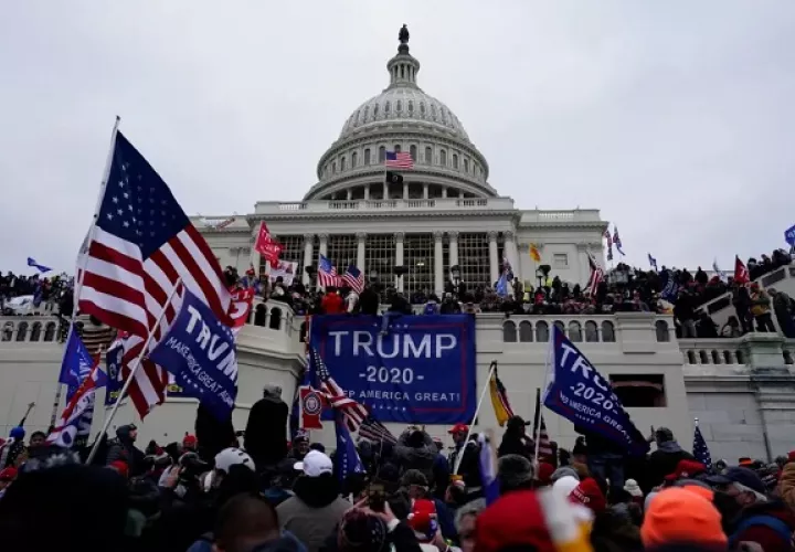 Seguidores del expresidente Donald Trump asaltaron el Capitolio de EE.UU., el 6 de enero de 2021. Foto: EFE