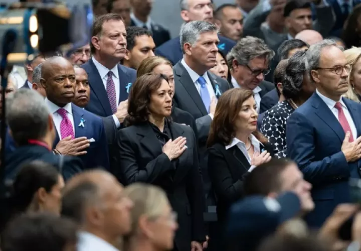El alcalde de Nueva York, Eric Adams, la vicepresidenta de EE.UU., Kamala Harris, y la gobernadora de Nueva York, Kathy Hochul, durante un acto. Foto: EFE