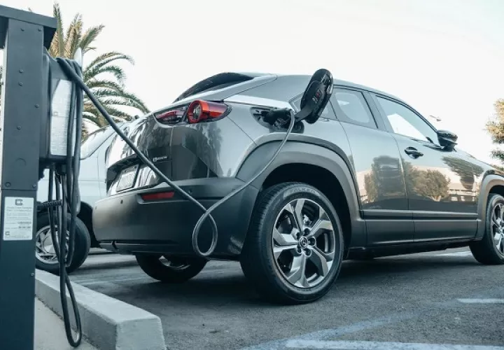 Los hombres machistas prefieren los autos tradicionales sobre los eléctricos.  Foto: Pexels