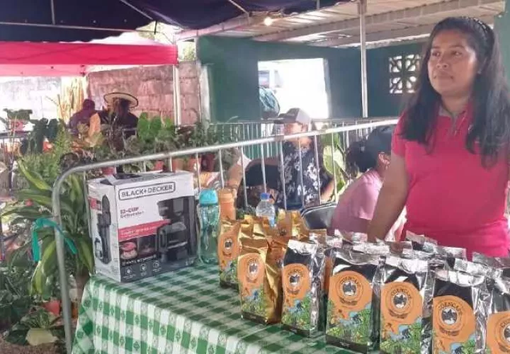 Campesinos de la cuenca del Canal de Panamá comercializan su propia marca de Café. 
