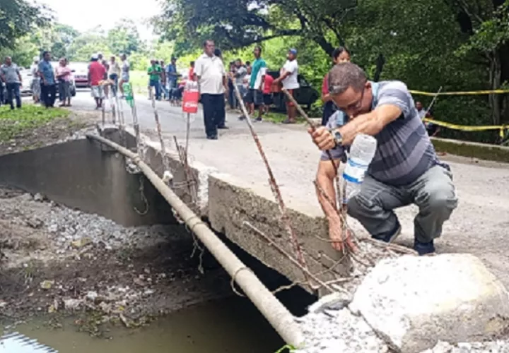 Las vigas de acero que soportan el puente están dobladas y la losa fracturada. Foto: Eric A. Montenegro