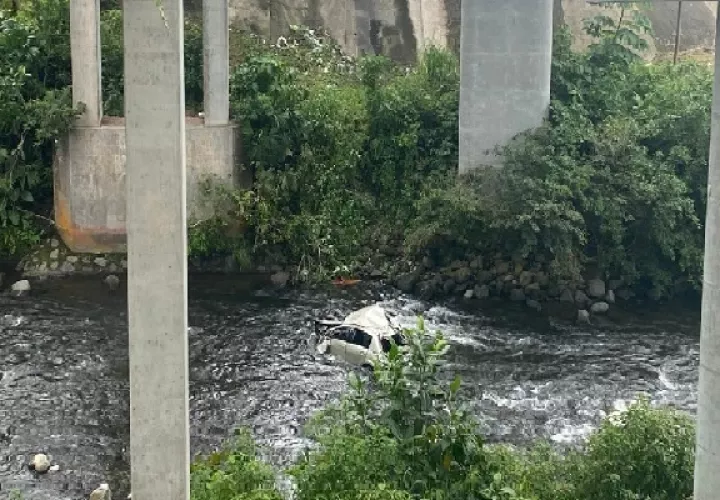 Hasta el momento se desconoce la identidad del ciudadano que perdió la vida al caer al vacío entre los dos puentes. Foto. José Vásquez