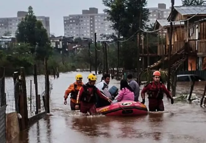  Labores de rescate de personas tras el paso de un ciclón, en Passo Fundo (Brasil). Foto: EFE
