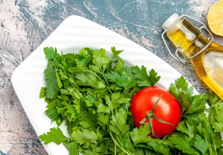 El perejil se usa para ensaladas y aromatizar caldos, carnes y arroz. Foto: Ilustrativa / Freepik