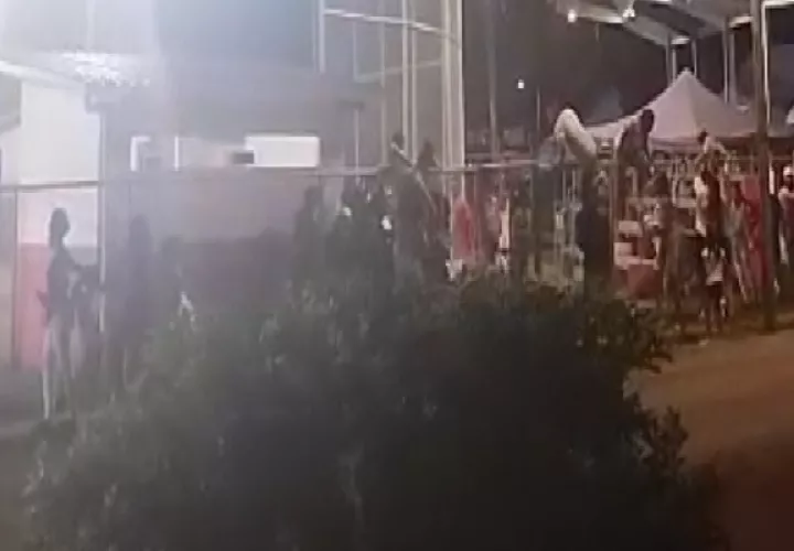 Muchos de los presentes en la cancha saltaron la cerca de ciclón en medio de la desesperación y los gritos de las personas.