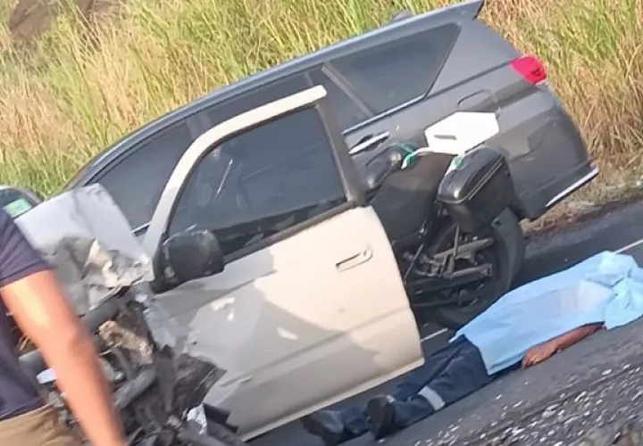 Una persona no presentaba signos vitales y quedó en el pavimento de la carretera. Foto: Diomedes Sánchez