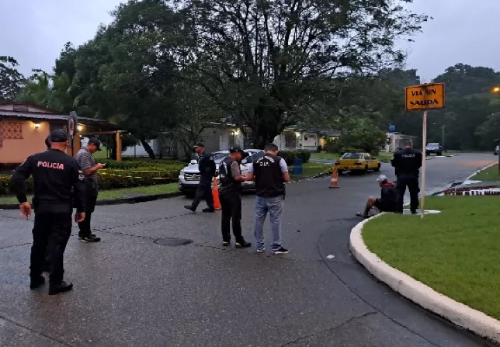 Miembros de la Policía Nacional fueron atacados al momento de intentar revisar un auto sin placas. Foto. Diomedes Sánchez