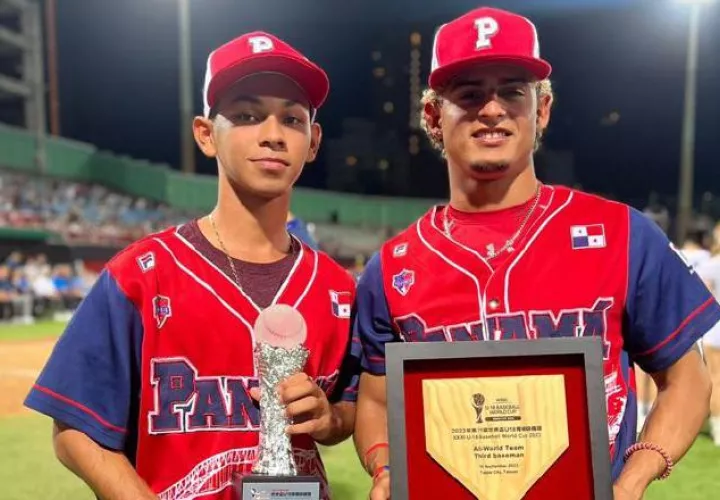 El lanzador  Keivin Ariel Contreras (izq.) y el tercera base Dimas Oda, con buen a actuación en el Mundial U18. Foto: Fedebeis