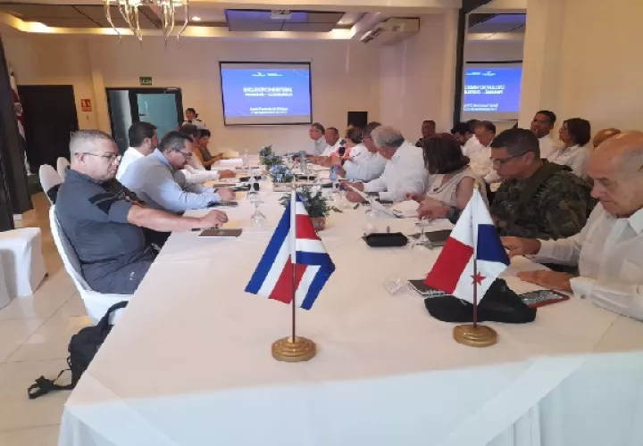En la reunión participan Ministros de Seguridad de Panamá, Juan Manuel Pino, y su homólogo de Costa Rica, Mario Zamora; y los Ministros de Relaciones Exteriores y Culto de Costa Rica, Arnoldo André Tinoco y de Panamá, Janaina Tewaney Mencomo. Foto. José Vásquez
