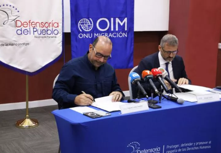 Firma del convenio entre la Defensoría y la OIM. Foto: Cortesía Defensoría