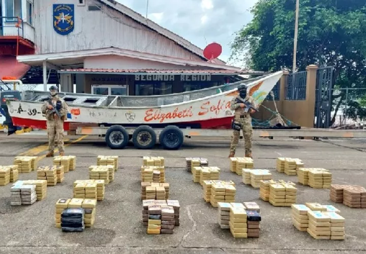 Tras el aseguramiento de la embarcación y sus tripulantes, se logró observar en el interior cierta cantidad de sacos de presunta droga. Foto. Senan