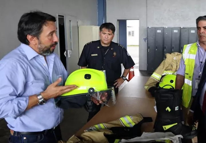 La renovación de los equipos de los bomberos aeroportuarios asciende a $1.2 millones. Foto: Cortesía/AITSA