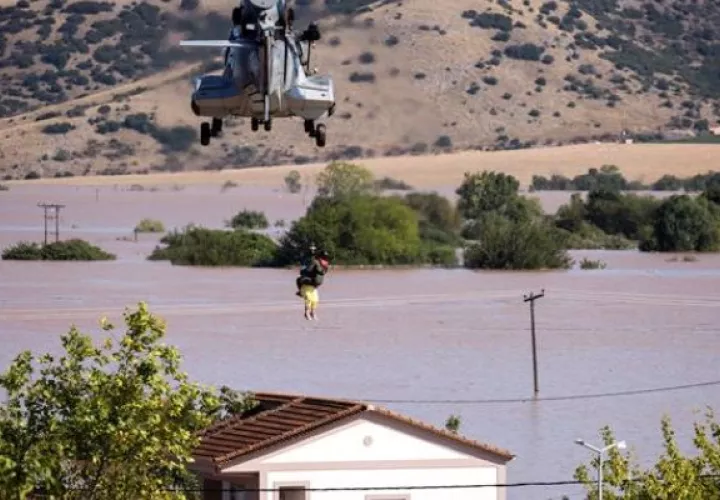 Rescate en la localidad de Piniada, cerca de Trikala, Tesalia, Grecia. Foto: EFE