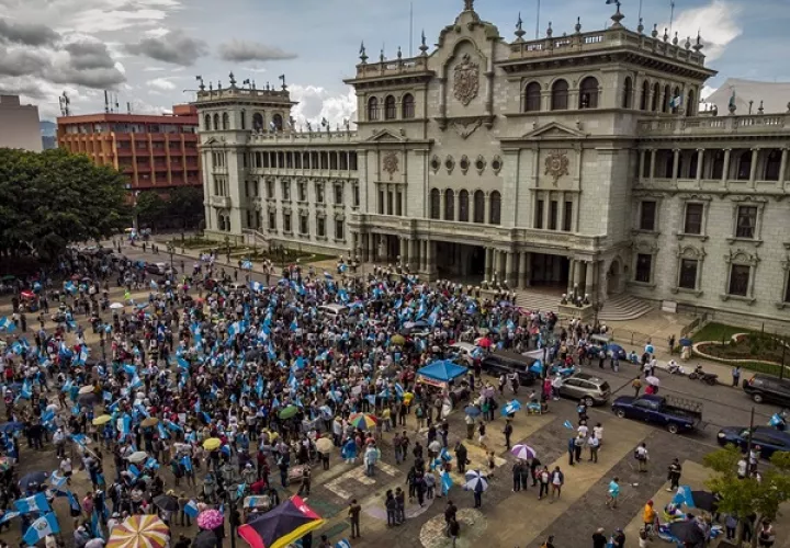 Fotografía aérea durante una protesta en la plaza central de Guatemala, frente al Palacio Nacional de la Cultura. Foto: EFE/ Esteban Biba