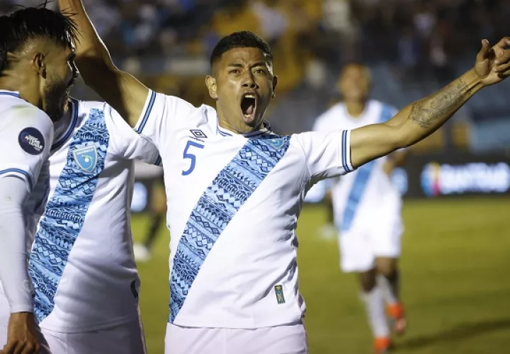 Pedro Altán anotó un  gol para Guatemala contra el Salvador. Foto: EFE