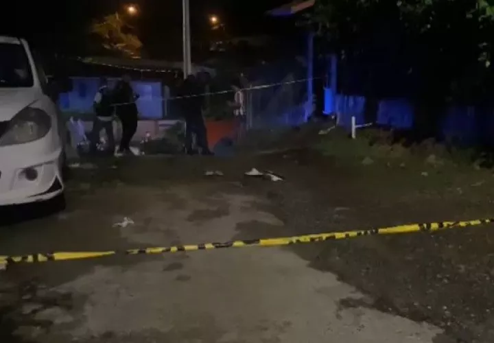 La Policía Nacional llegó al lugar donde se dio el ataque y cercó todo el perímetro con cinta amarilla. Foto: Diomedes Sánchez
