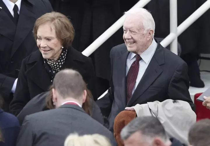 El expresidente estadounidense Jimmy Carter y su esposa Rosalyn llegan al Capitolio para asistir a la ceremonia de investidura de Donald Trump. Foto: EFE