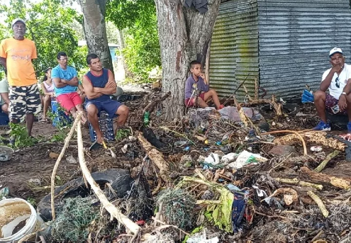 En la inundación registrada el fin de semana a causa del fuerte oleaje, todas las más de 100 casas existentes resultaron afectadas. Foto. Eric Montenegro
