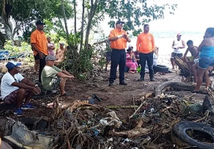 El Sinaproc inspeccionó el asentamiento informal de Kosovo, en Puerto Caimito, La Chorrera, afectado por el oleaje. Foto: Eric A. Montenegro