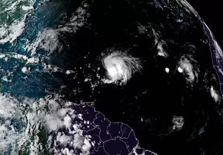 Lee avanza hacia el oeste noroeste a una velocidad de 8 millas por hora (13 km). Foto: EFE
