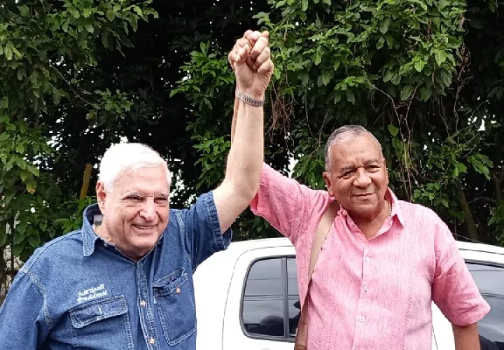 Ricardo Martinelli acompaññado del presidente del Partido Alianza, José Muñoz, conmemoran los 168 años del distrito de Arraiján. Foto. Eric Montenegro