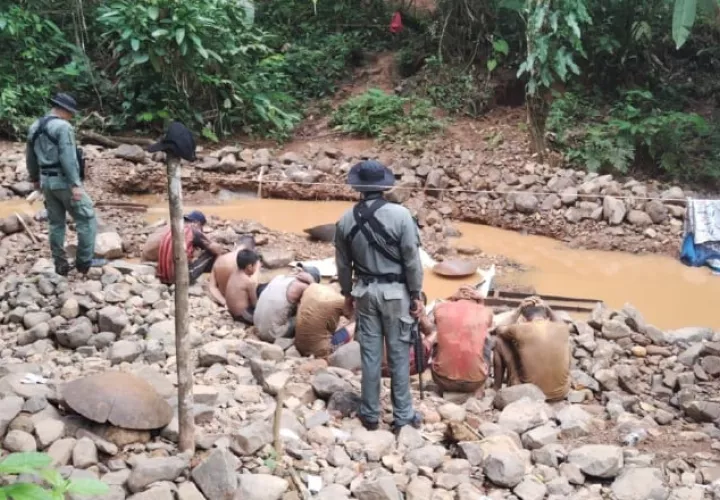 Los mineros ilegales utilizan químicos que pueden afectar las reservas hídricas, que son fuentes de abastecimiento de agua potable. Foto: Cortesía/MiAmbiente