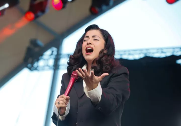 La cantante Mon Laferte durante una presentación. Foto: EFE / Javier Cebollada