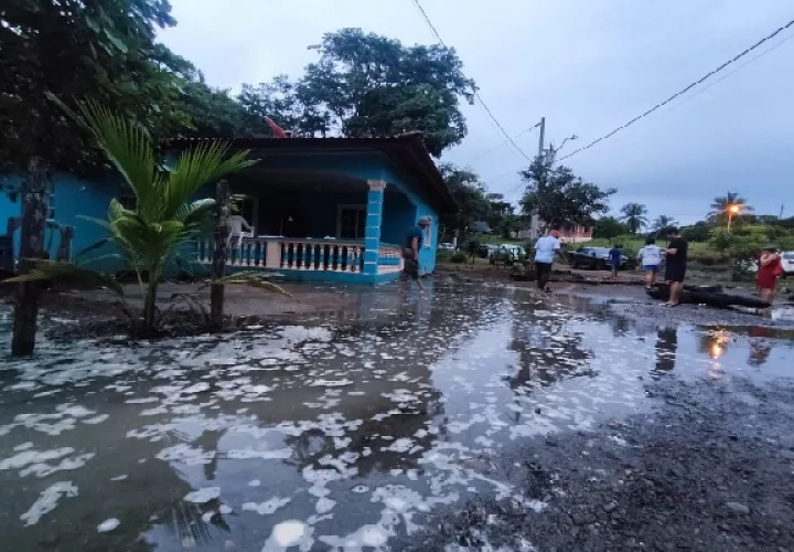 En playa Reina las olas alcanzaban una considerable altura, causando, daños y temor en los pobladores del lugar, los que se han visto afectados por sus actividades pesqueras. Foto. Melquiades Vásquez