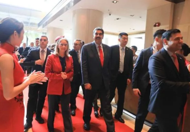 El presidente venezolano, Nicolas Maduro, junto a la primera dama Cilia Flores en su llegada a Pekín (China). Foto: EFE