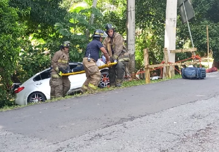 Los rescatistas procedieron a atar con cuerdas el chasis del auto, para evitar que cayera al fondo de un barranco. Foto. Eric Montenegro