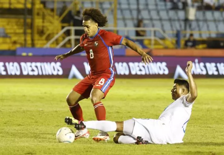 Adalberto 'Coco' Carrasquilla de Panamá (8) es marcado por Jorge Aparicio de Guatemala. Foto:EFE