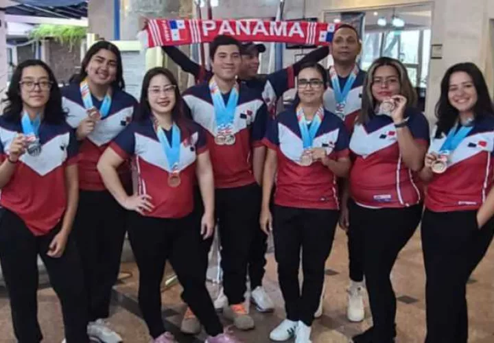 La representación panameña en  tiro con arco muestra las medallas. Foto: Cortesía