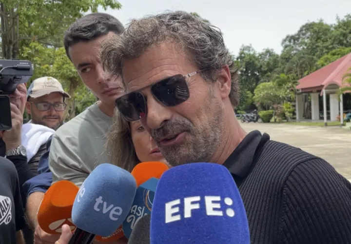 Captura de video de la llegada del actor español Rodolfo Sancho hoy miércoles a la prisión de Koh Samui. Foto: EFE