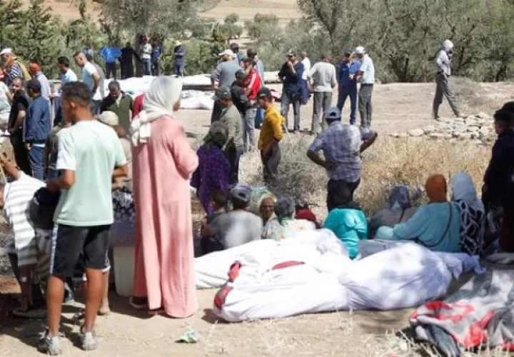 Varias personas entierran a sus fallecidos en la aldea de Tafagajt, en Marruecos. Foto: EFE